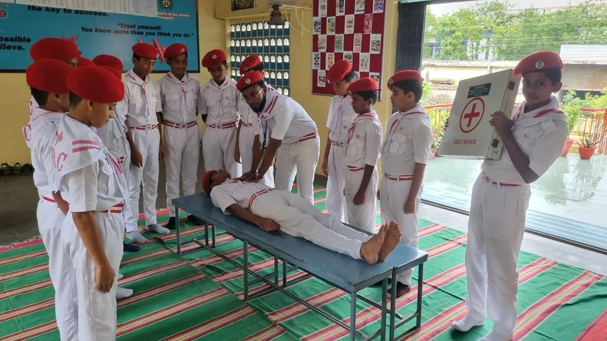 Crescent scouts practising a first-aid drill